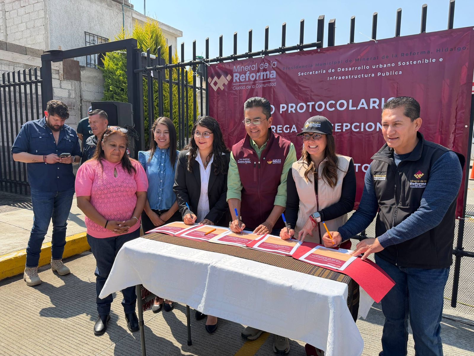 Imagen 1 de 2: Diez años después, regularizan fraccionamiento en Mineral de la Reforma