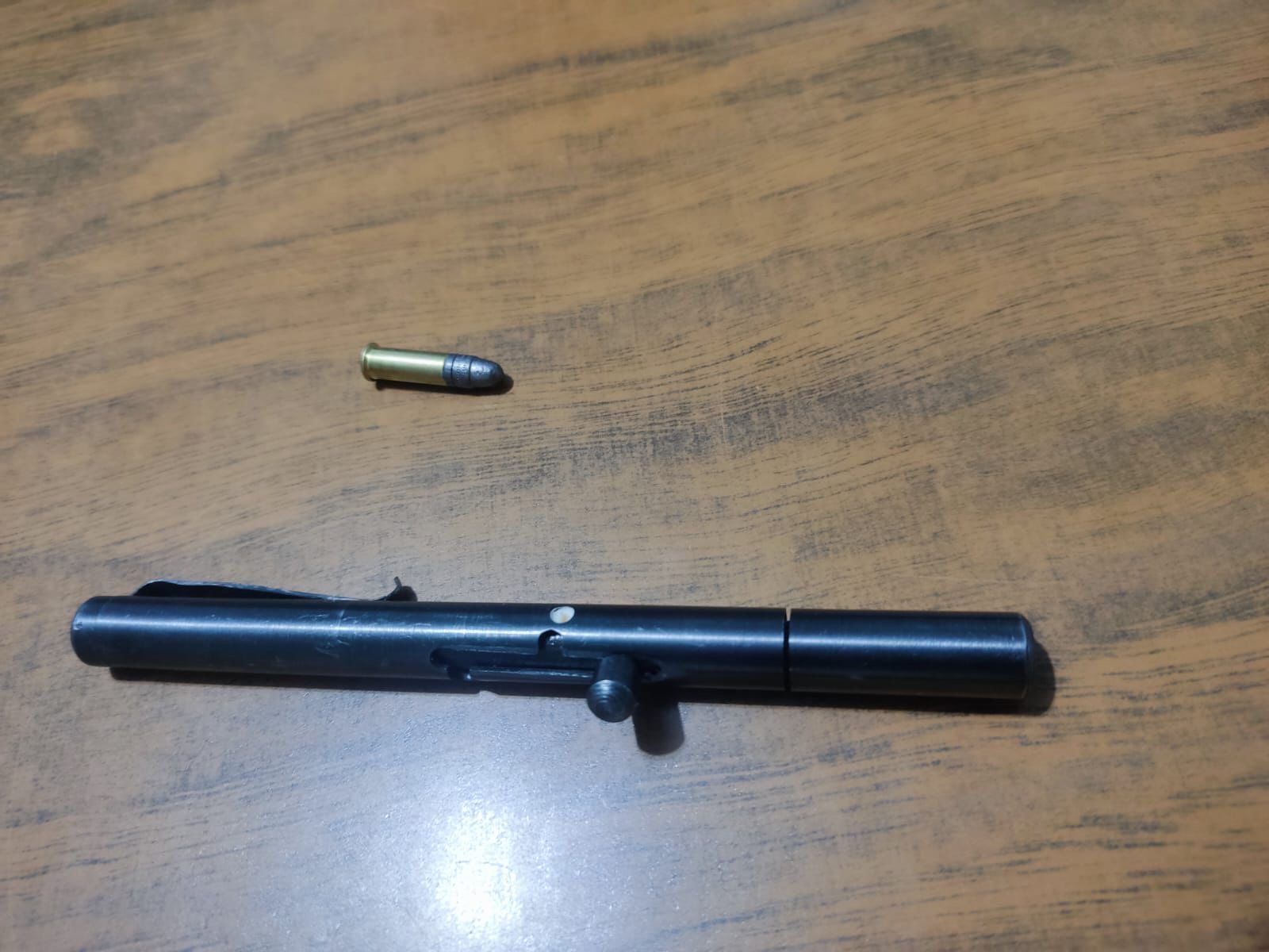 Imagen 2 de 3: Detienen a masculino por agredir a mujer y le encuentran arma y municiones